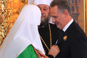 Дмитрий Фирташ получил орден из рук Патриарха Кирилла за помощь в строительстве Свято-Троицкого Собора