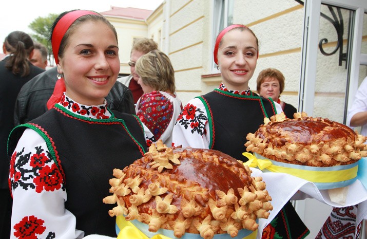 Фото девушки с караваем